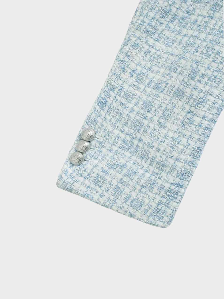 Livia – lichtblauwe tweed blazer met ruitjespatroon en halflange pasvorm