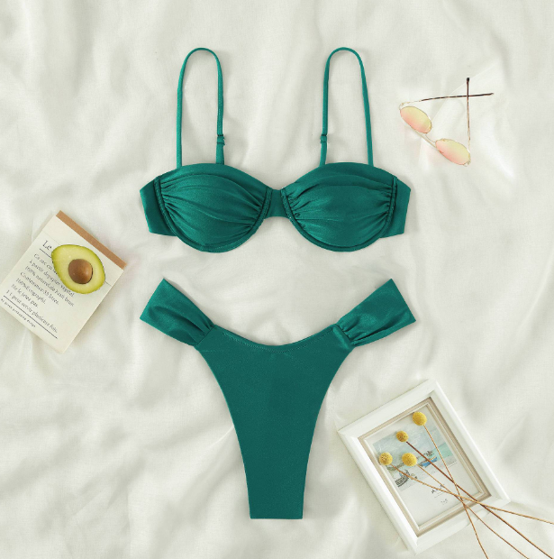 Kate – Bandeau bikini-set met ruches top en high-cut slip