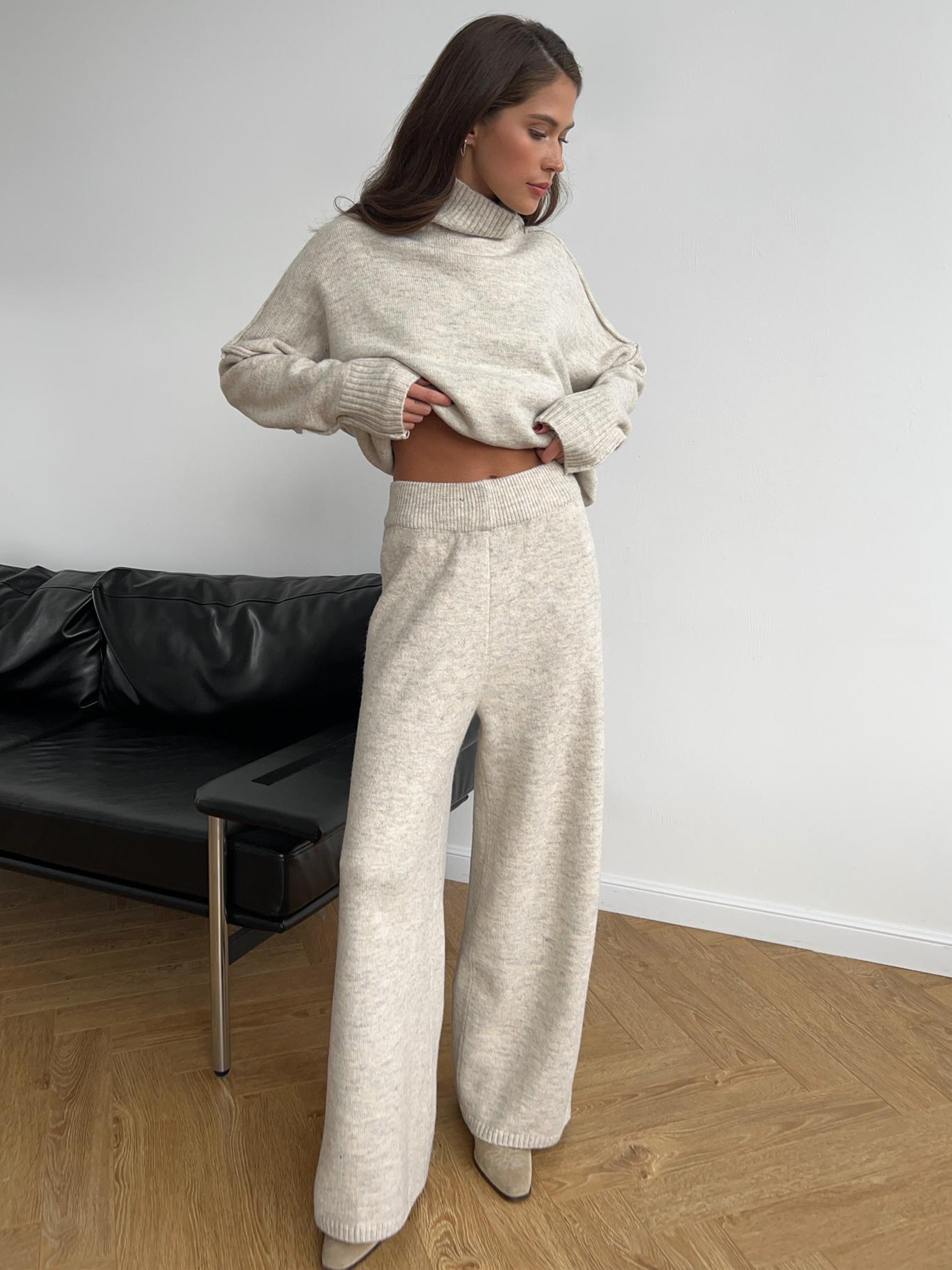 Hazel – lounge set van zachte knit met hoge col en wijde broek