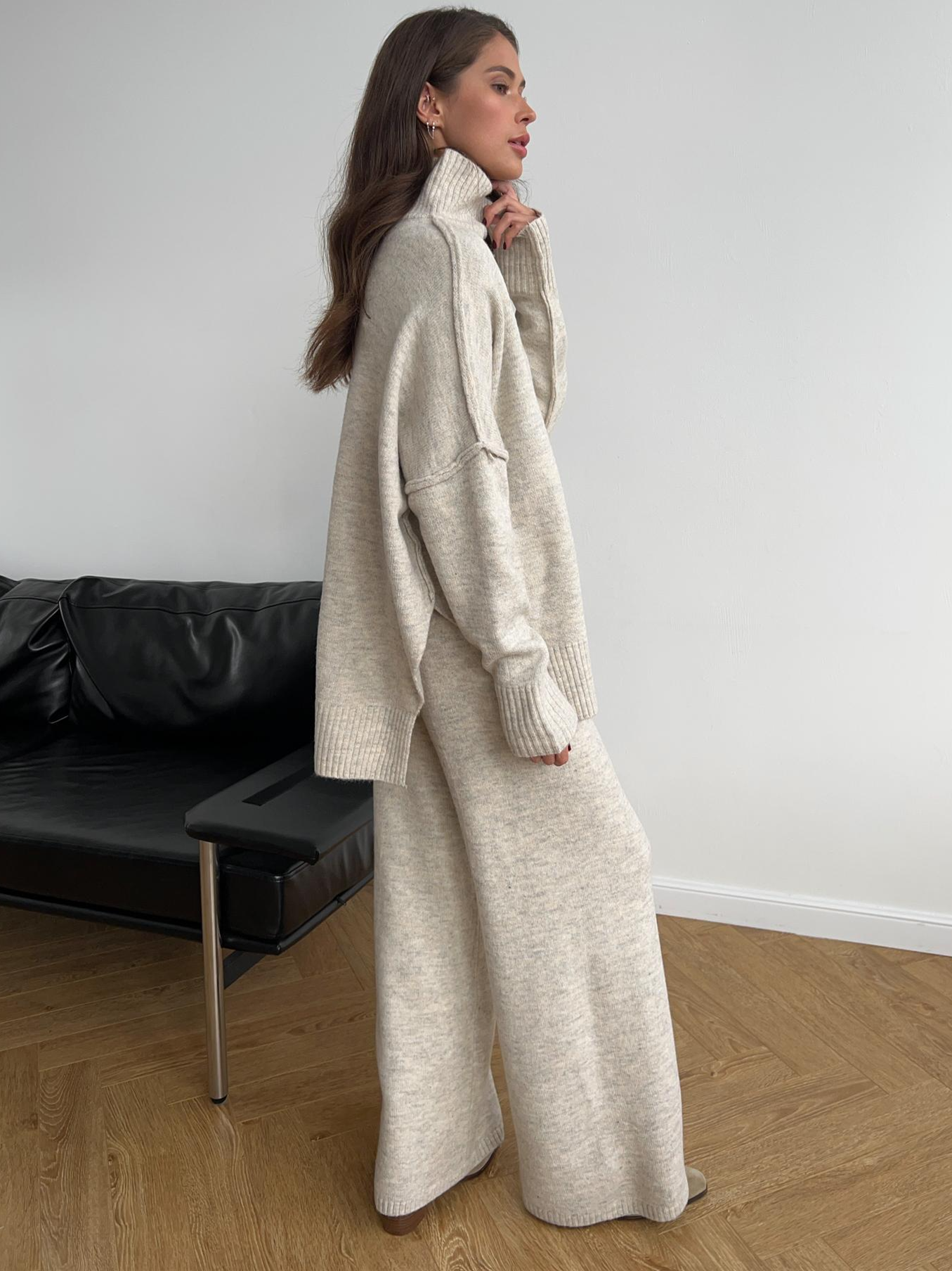 Hazel – lounge set van zachte knit met hoge col en wijde broek