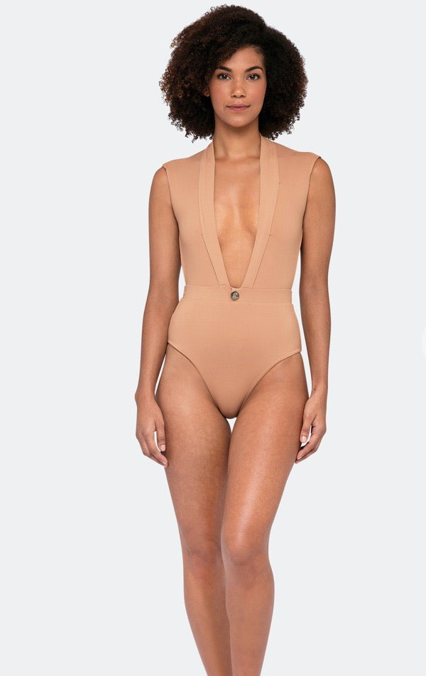 Nora – Minimalistisch badpak met zachte stretch en diepe ruglijn
