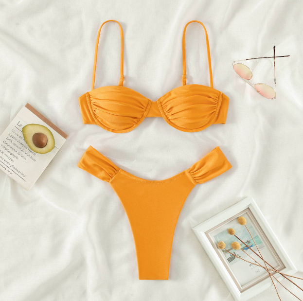 Kate – Bandeau bikini-set met ruches top en high-cut slip
