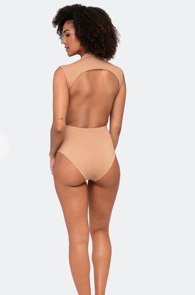 Nora – Minimalistisch badpak met zachte stretch en diepe ruglijn
