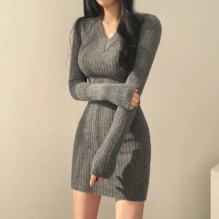 Nora – ribgebreide mini-jurk met diepe V-hals
