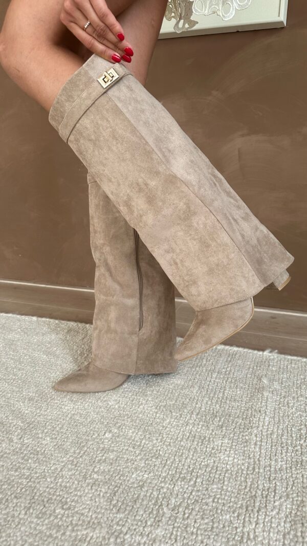 Elora – Kniehoge Suede Laarzen Met Blokhak En Getailleerde Schacht