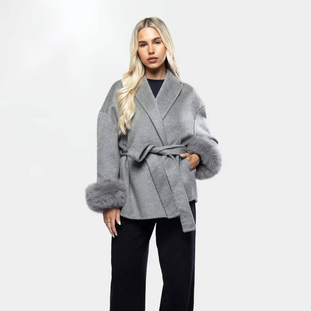 Livia – wollen jas met faux fur mouwen en strikceintuur