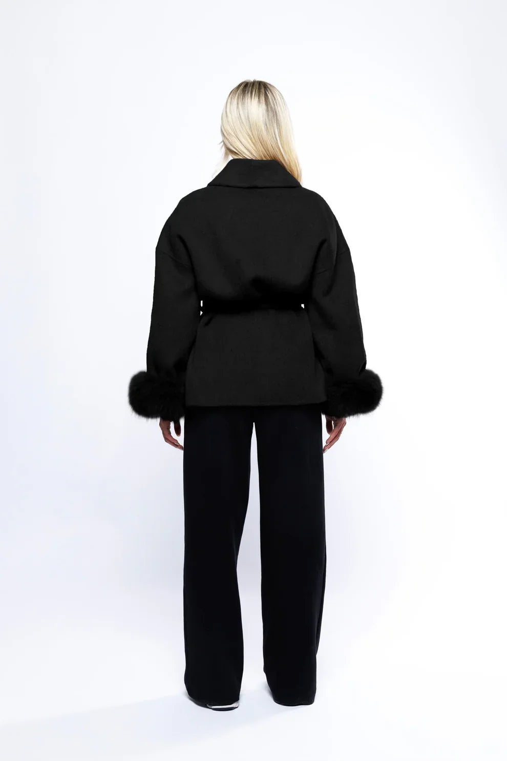 Livia – wollen jas met faux fur mouwen en strikceintuur