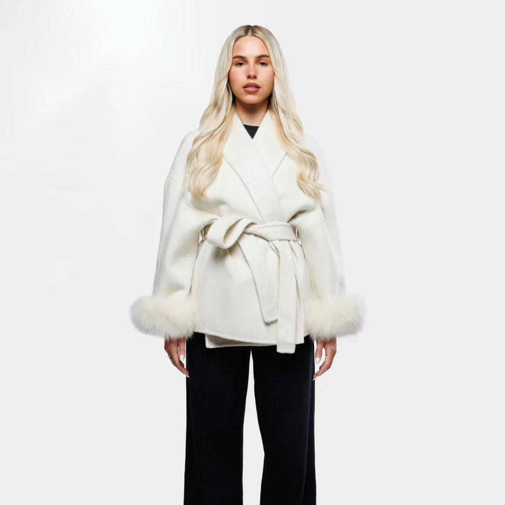 Livia – wollen jas met faux fur mouwen en strikceintuur