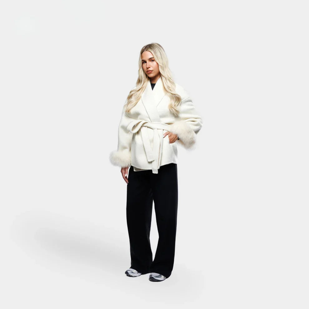 Livia – wollen jas met faux fur mouwen en strikceintuur