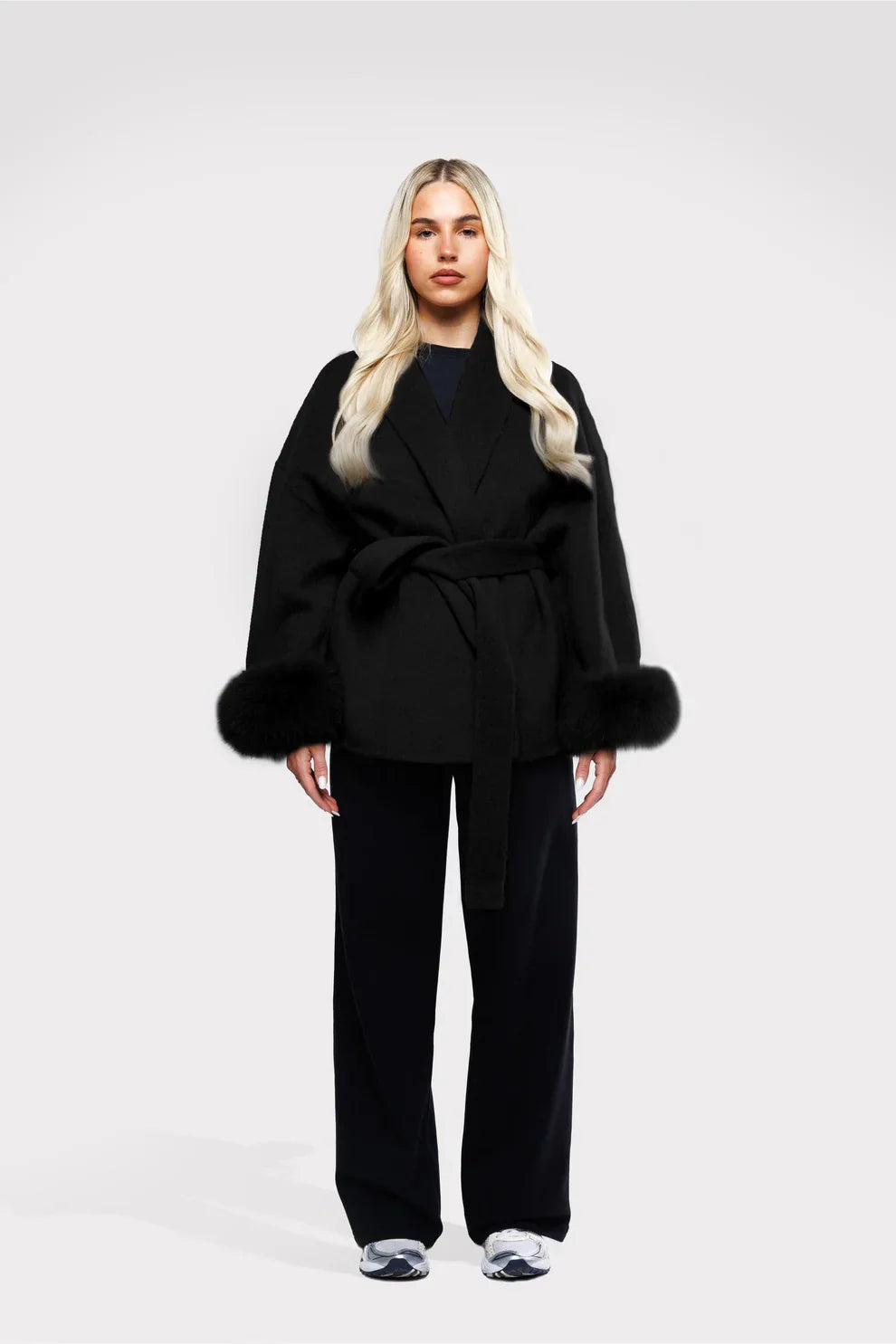Livia – wollen jas met faux fur mouwen en strikceintuur