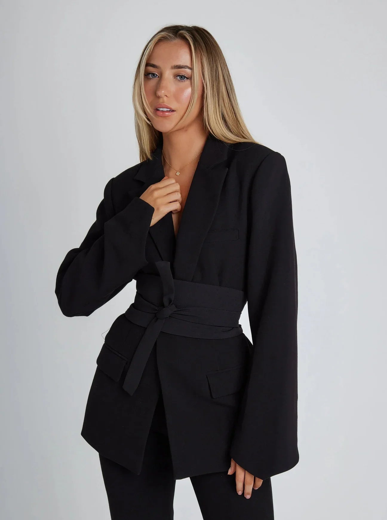 Sophie – Klassieke damesblazer met luxe knoopdetails en ademende stof