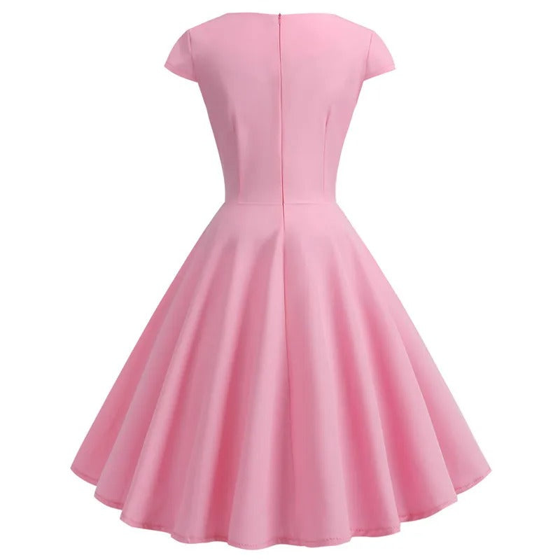 Liora – Koraalroze zomerjurk met V-hals en taille-accent