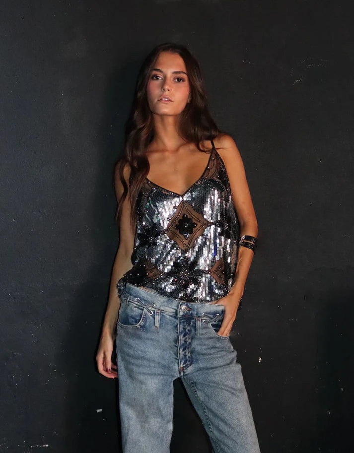 Serena – Mouwloze top van imitatiezijde met pailletten kralen en transparant design