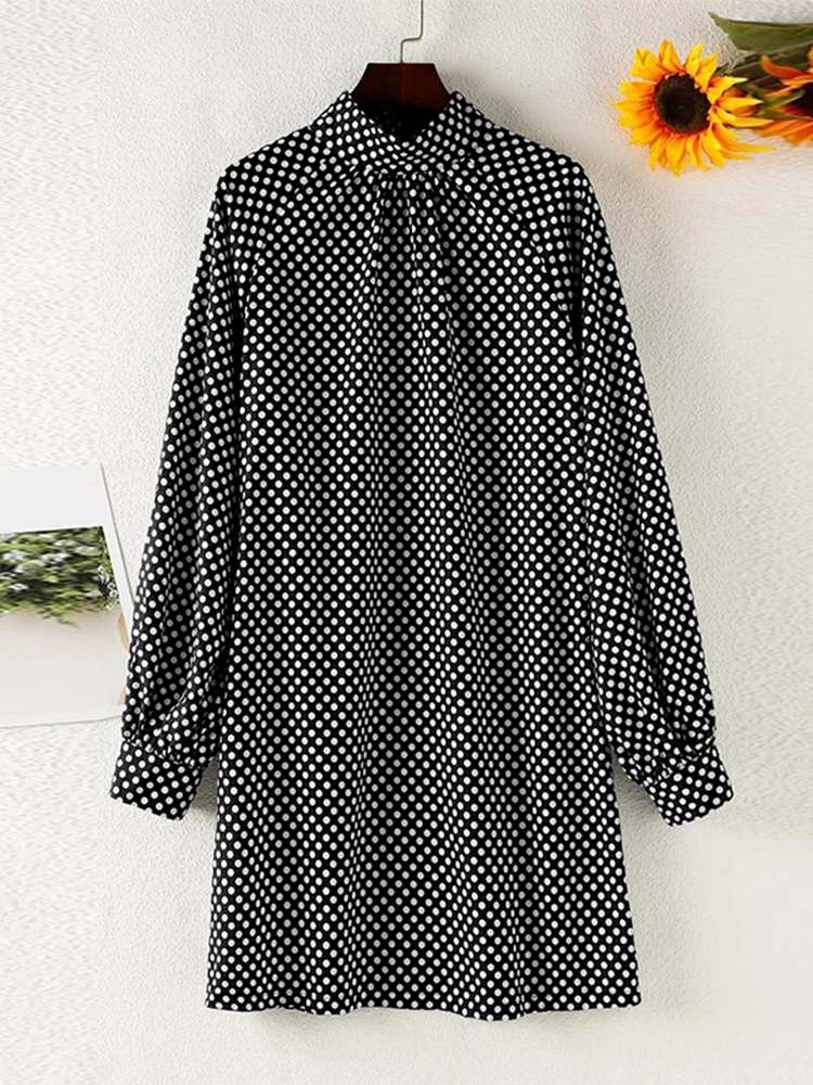 Mirella – polkadotjurk met ballonmouwen en hoge halslijn