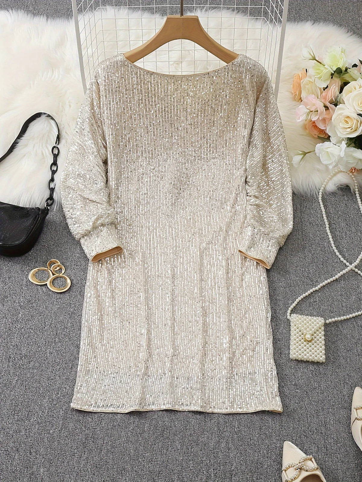 Elin – glitterjurk met elegante halslijn en pailletten