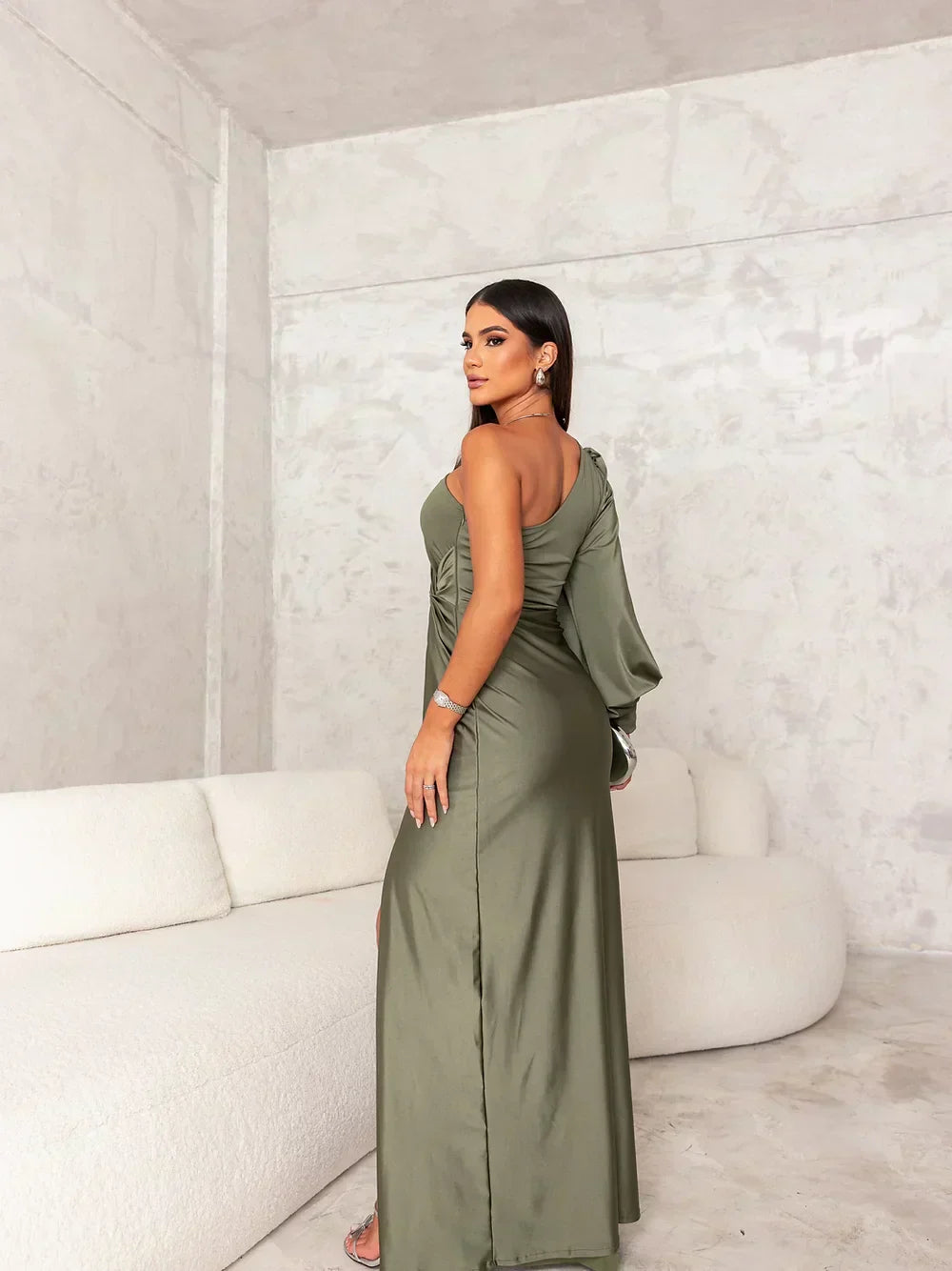 Dani – Gevoerde Satijnen schouderjurk met asymmetrisch design