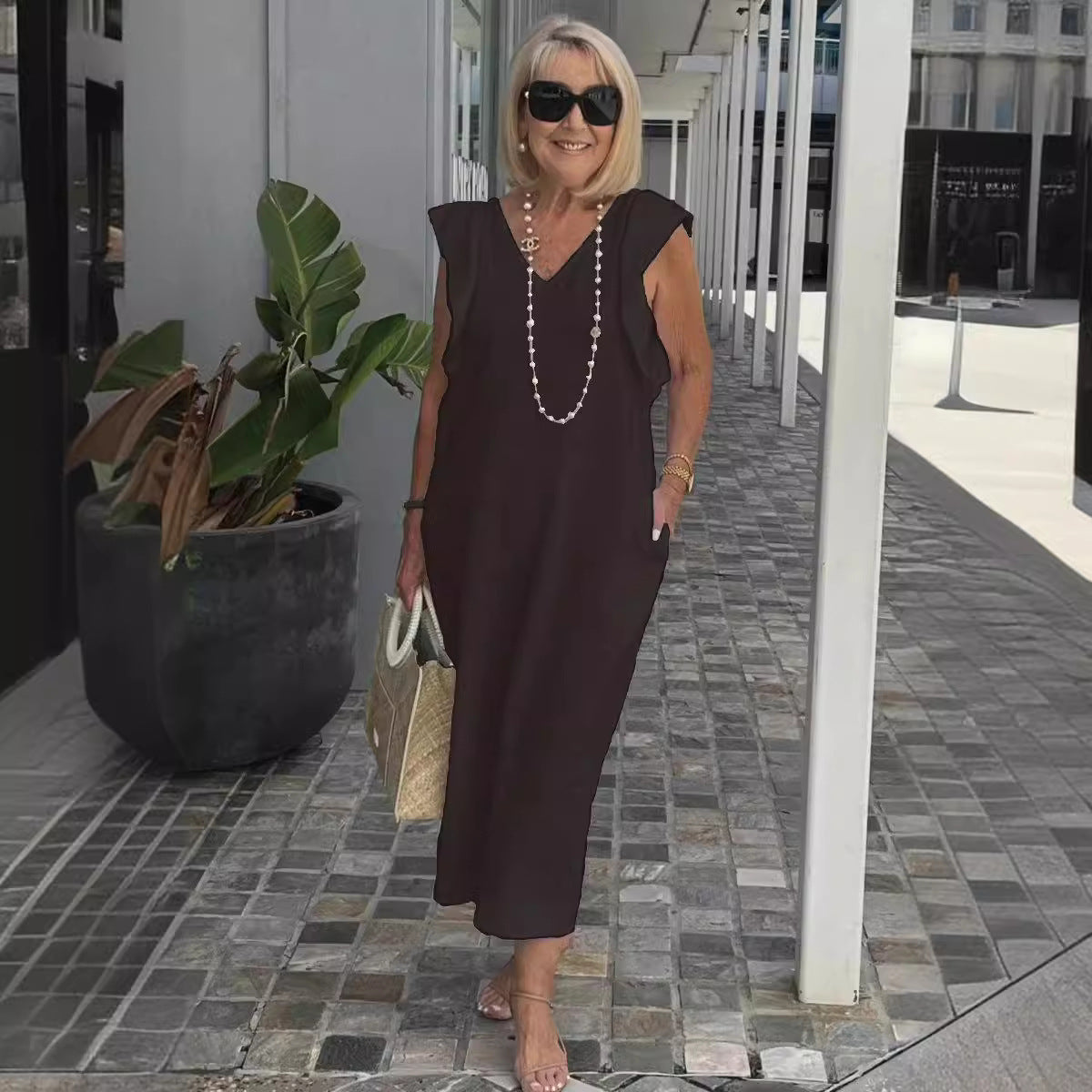 Hallie – mouwloze linnen midi-jurk met elegante V-hals en brede schouders