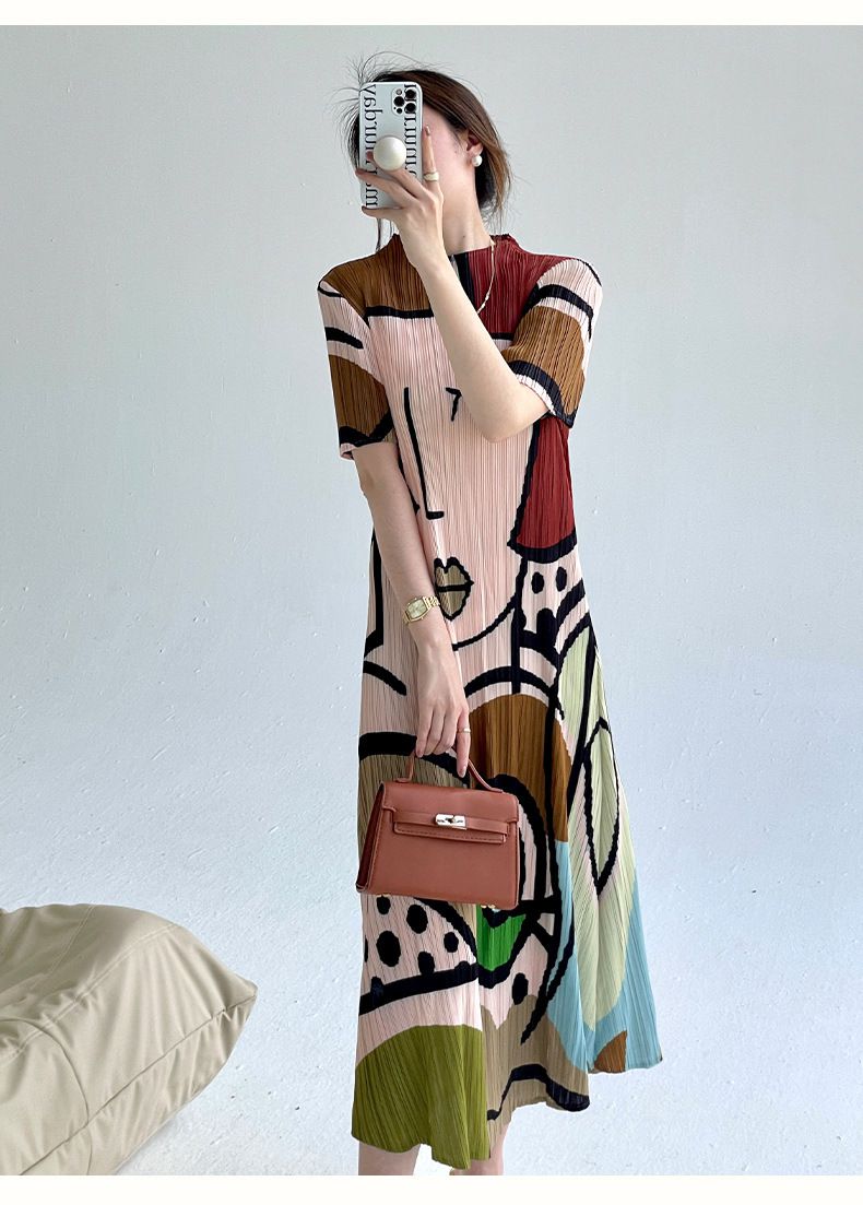 Lotte – Geplooide midi jurk met korte mouwen en glanzende stof