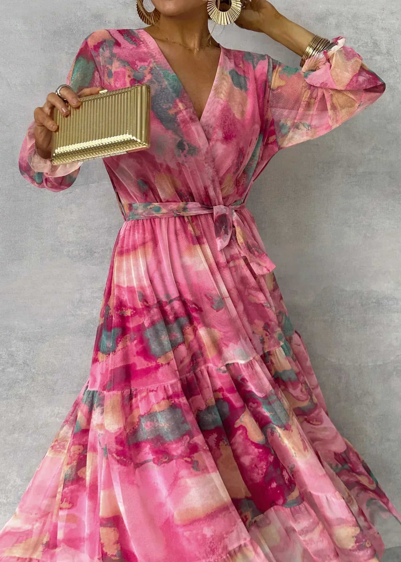 Mila – Roze bloemen maxi jurk met lange mouwen en wikkelmodel