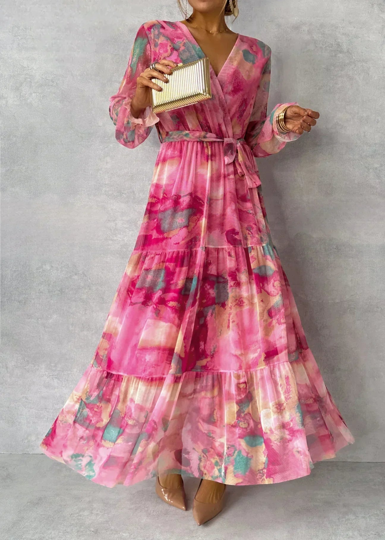Mila – Roze bloemen maxi jurk met lange mouwen en wikkelmodel