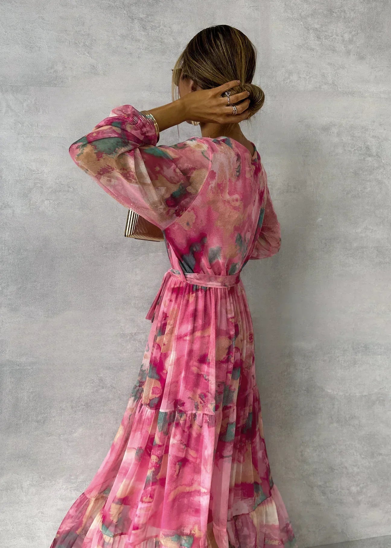 Mila – Roze bloemen maxi jurk met lange mouwen en wikkelmodel