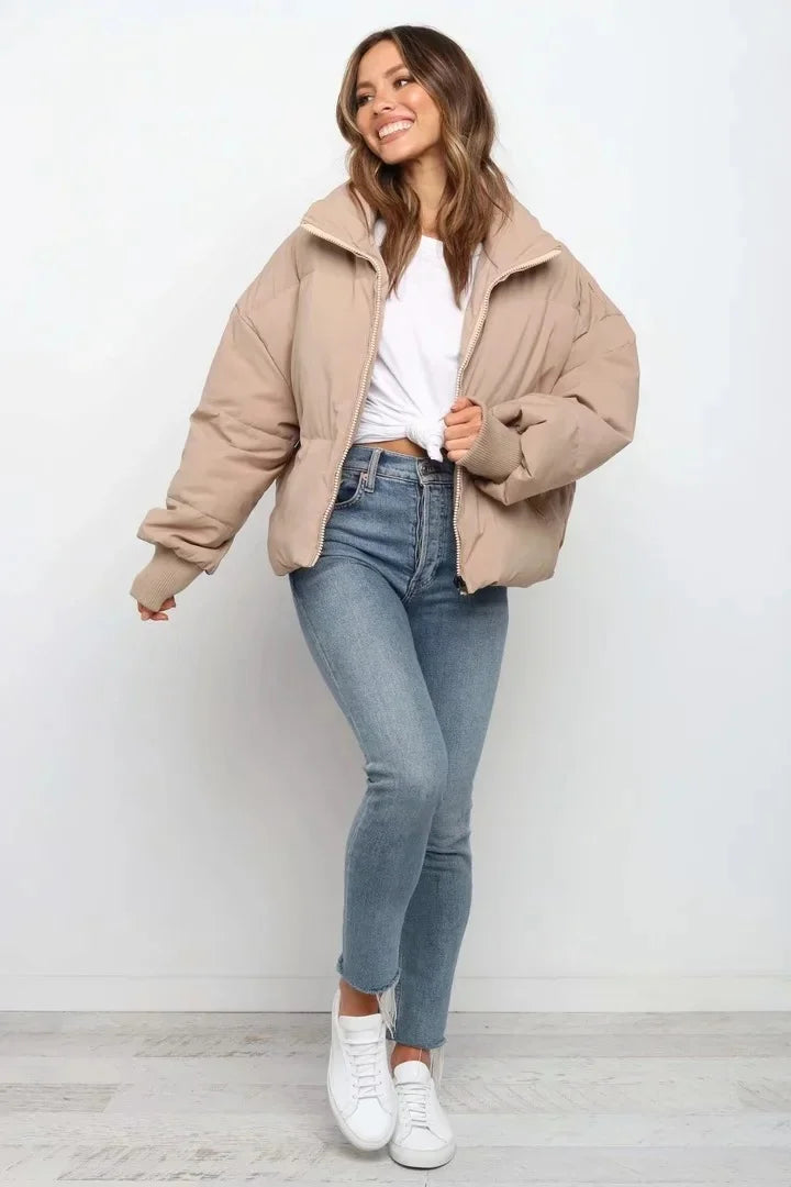 Blush – pastelroze puffer jas met hoge kraag en relaxte pasvorm
