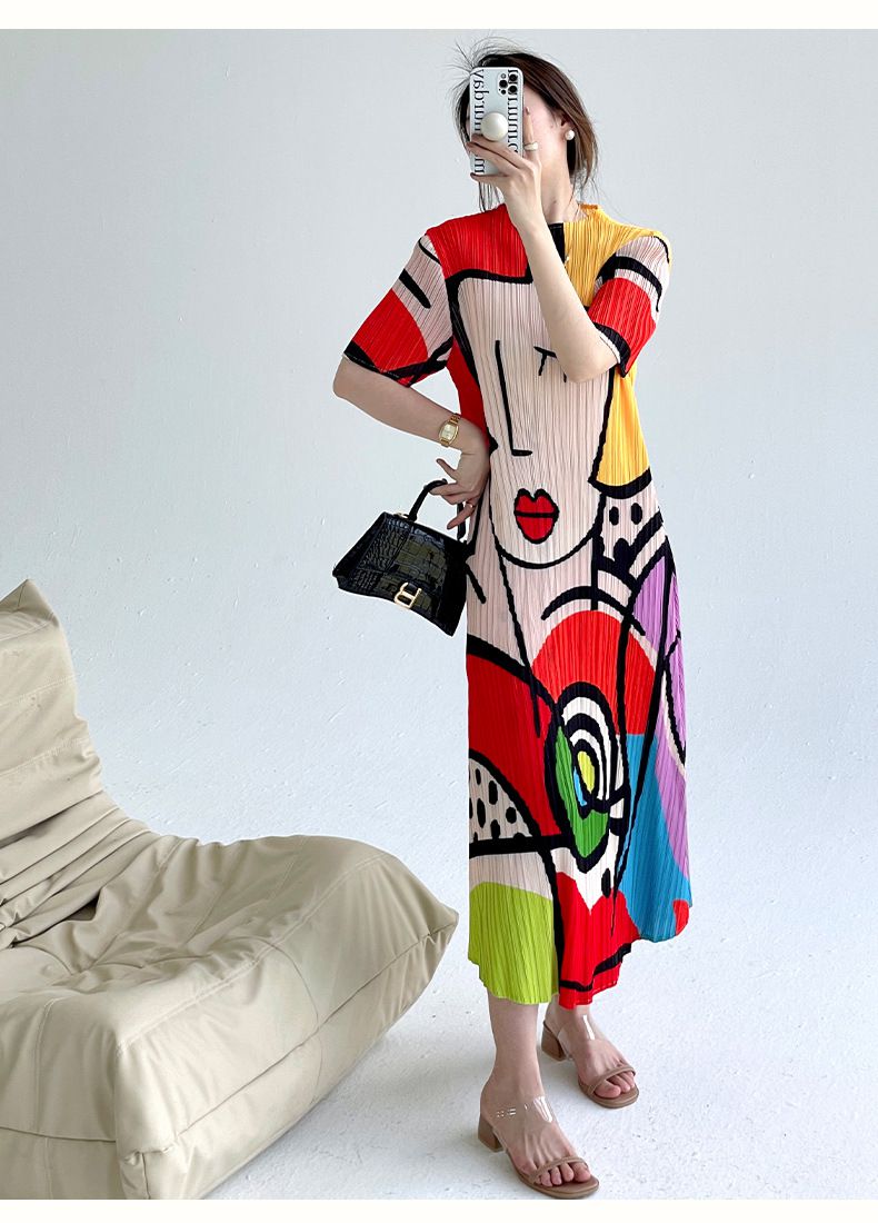 Lotte – Geplooide midi jurk met korte mouwen en glanzende stof