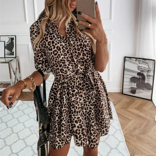 Sanne – Luidpaard print midi zomerjurk met getailleerde pasvorm en korte mouwen