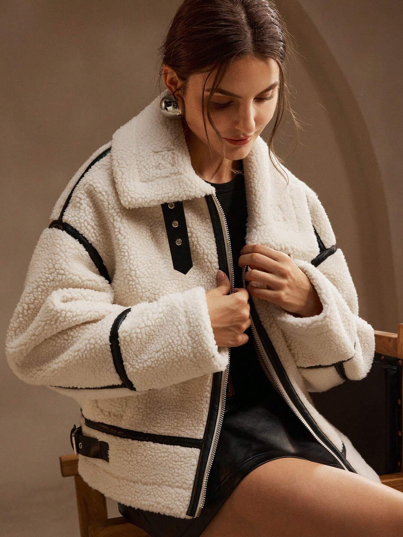 Nova – oversized jas van pluche stof met ritssluiting en moderne afwerking