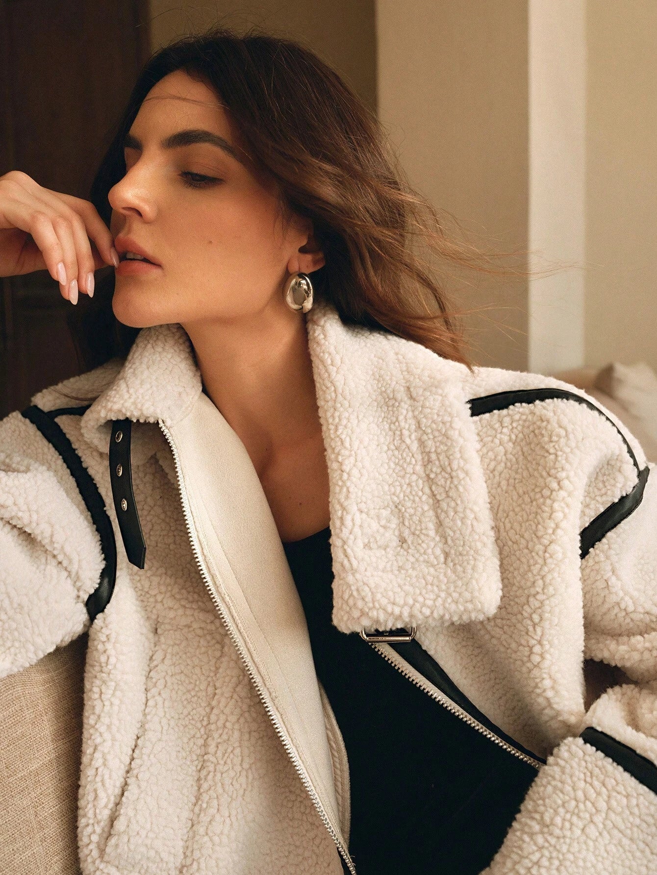Nova – oversized jas van pluche stof met ritssluiting en moderne afwerking