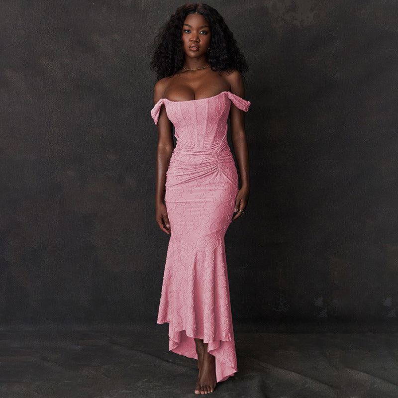 Noëlle – Kant avondjurk met off-shoulder hals en asymmetrische mermaid-zoom
