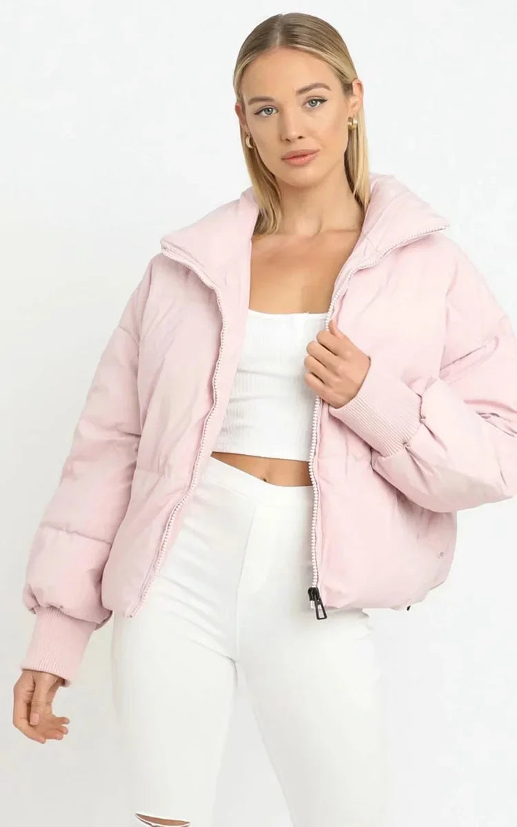 Blush – pastelroze puffer jas met hoge kraag en relaxte pasvorm