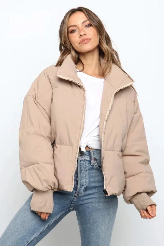 Blush – pastelroze puffer jas met hoge kraag en relaxte pasvorm