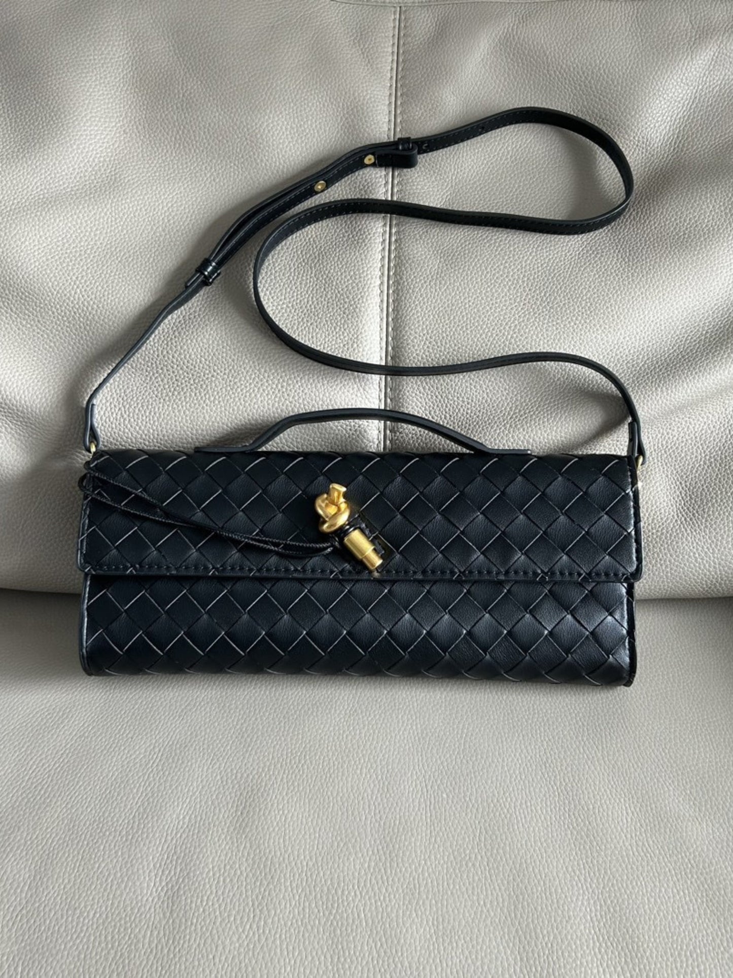 Clémence – Geweven Leren Crossbody Clutch Tas Met Gouden Knoop En Handvat