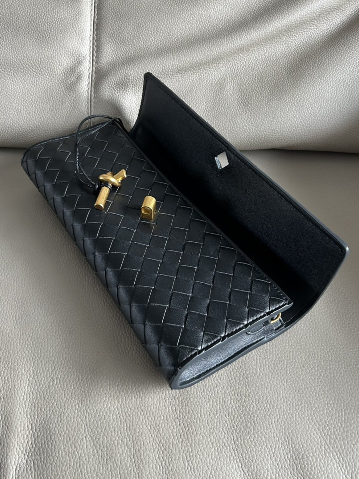 Clémence – Geweven Leren Crossbody Clutch Tas Met Gouden Knoop En Handvat