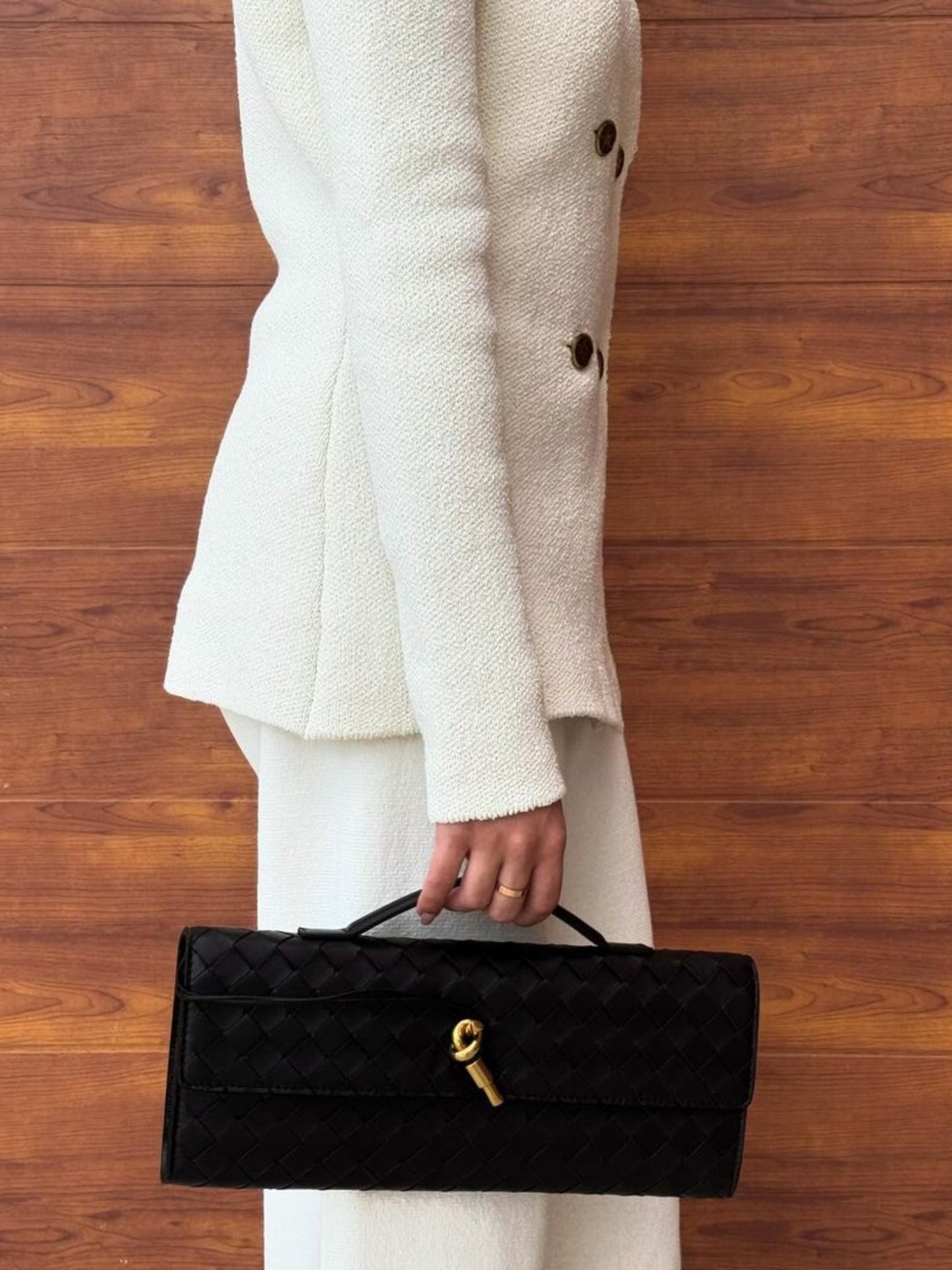 Clémence – Geweven Leren Crossbody Clutch Tas Met Gouden Knoop En Handvat