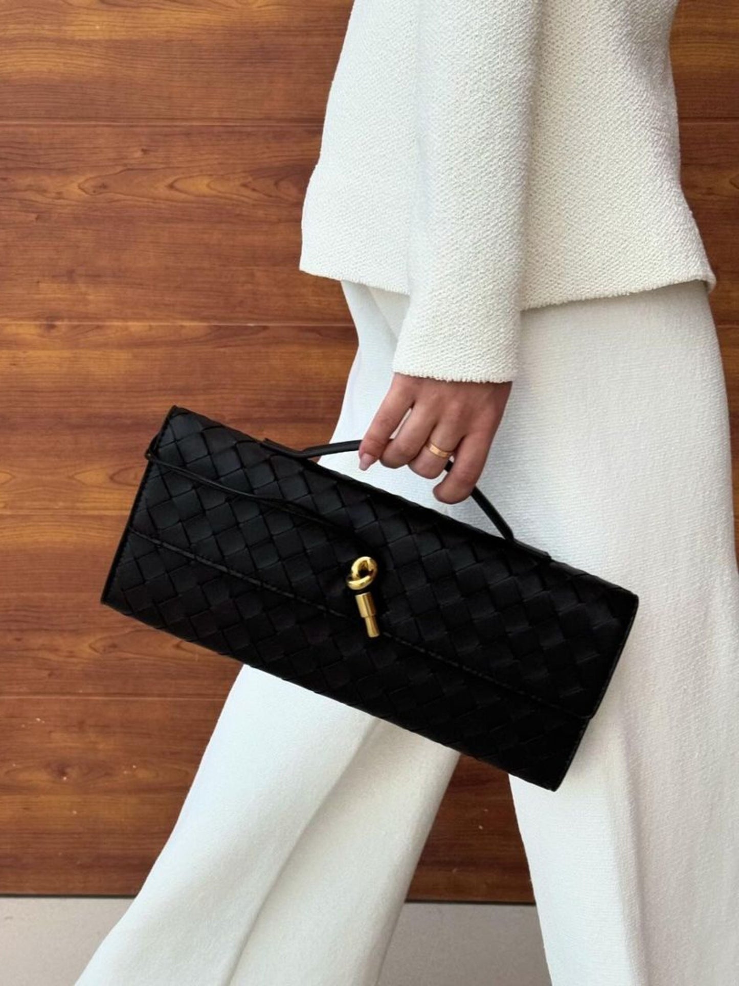 Clémence – Geweven Leren Crossbody Clutch Tas Met Gouden Knoop En Handvat