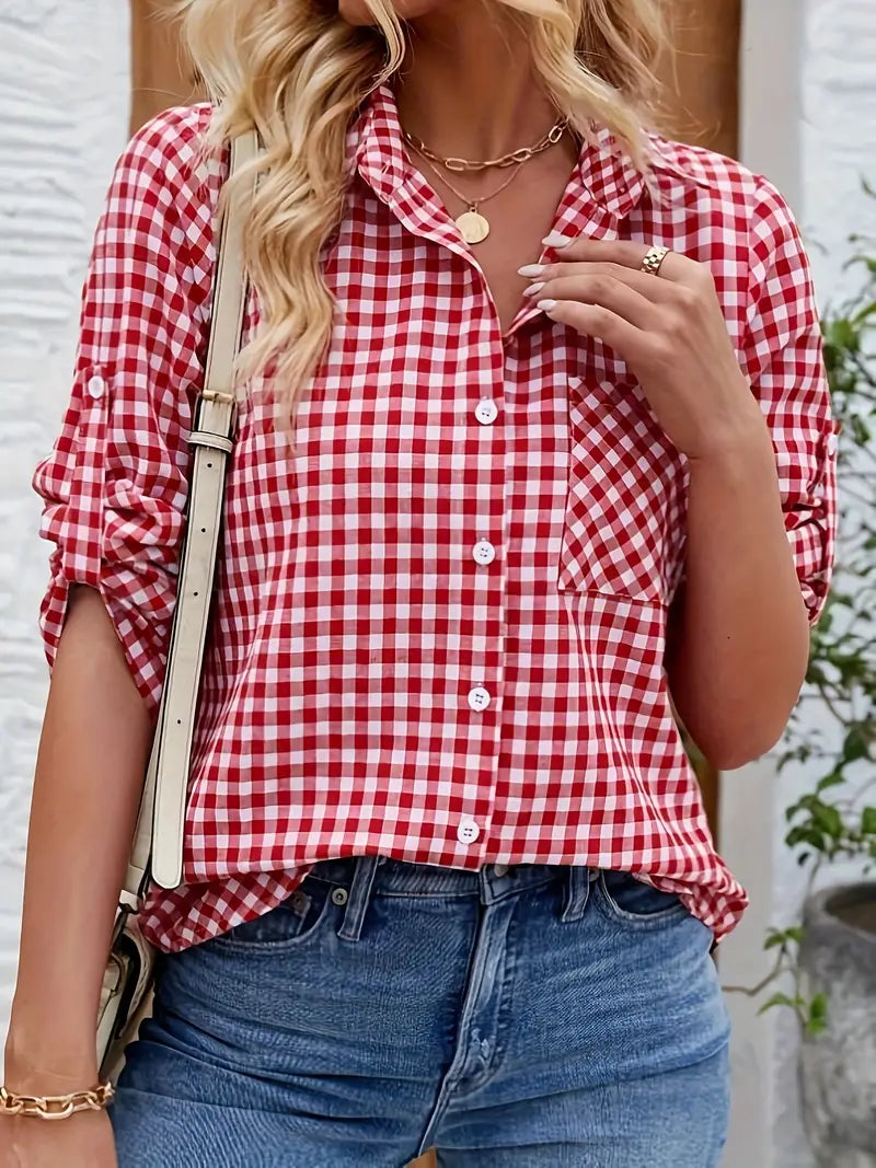 Mila – Geruite dames blouse van ademende katoenmix met borstzak en witte knopen