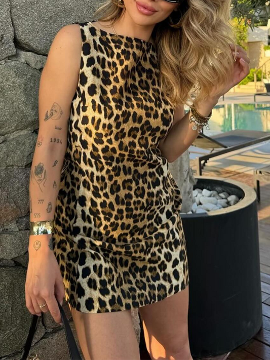 Naomi – Aansluitende panterprint mini-jurk met hoge hals en stretch