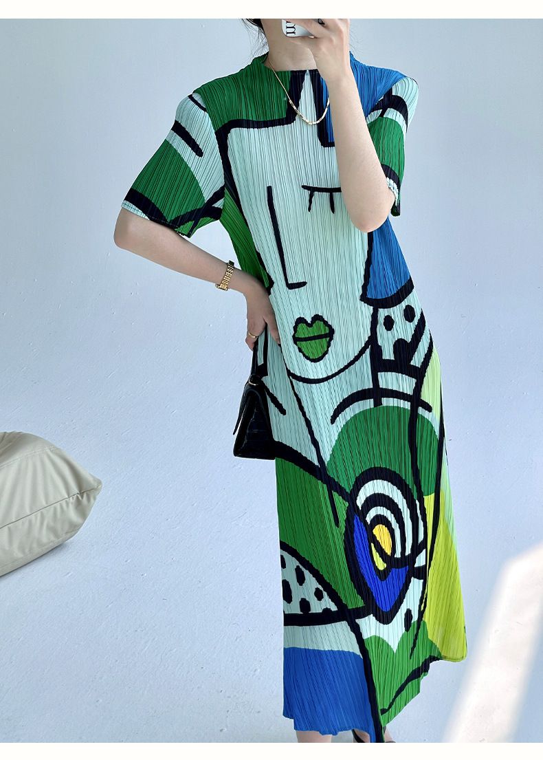 Lotte – Geplooide midi jurk met korte mouwen en glanzende stof