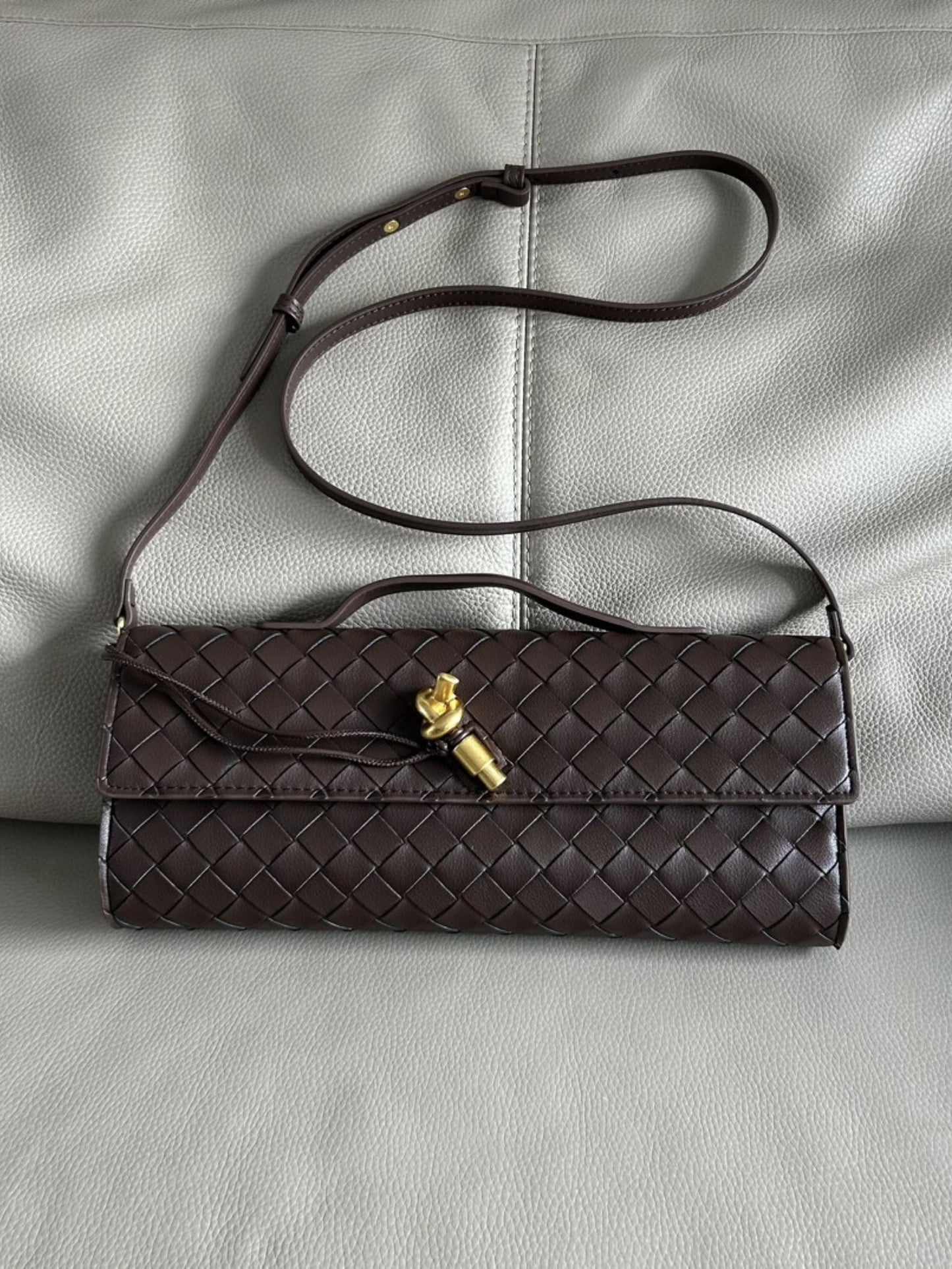 Clémence – Geweven Leren Crossbody Clutch Tas Met Gouden Knoop En Handvat