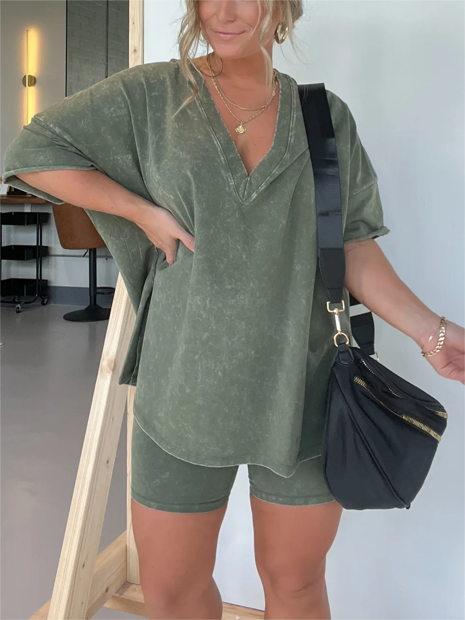 Sanne – Casual dames set met V-hals shirt en biker short