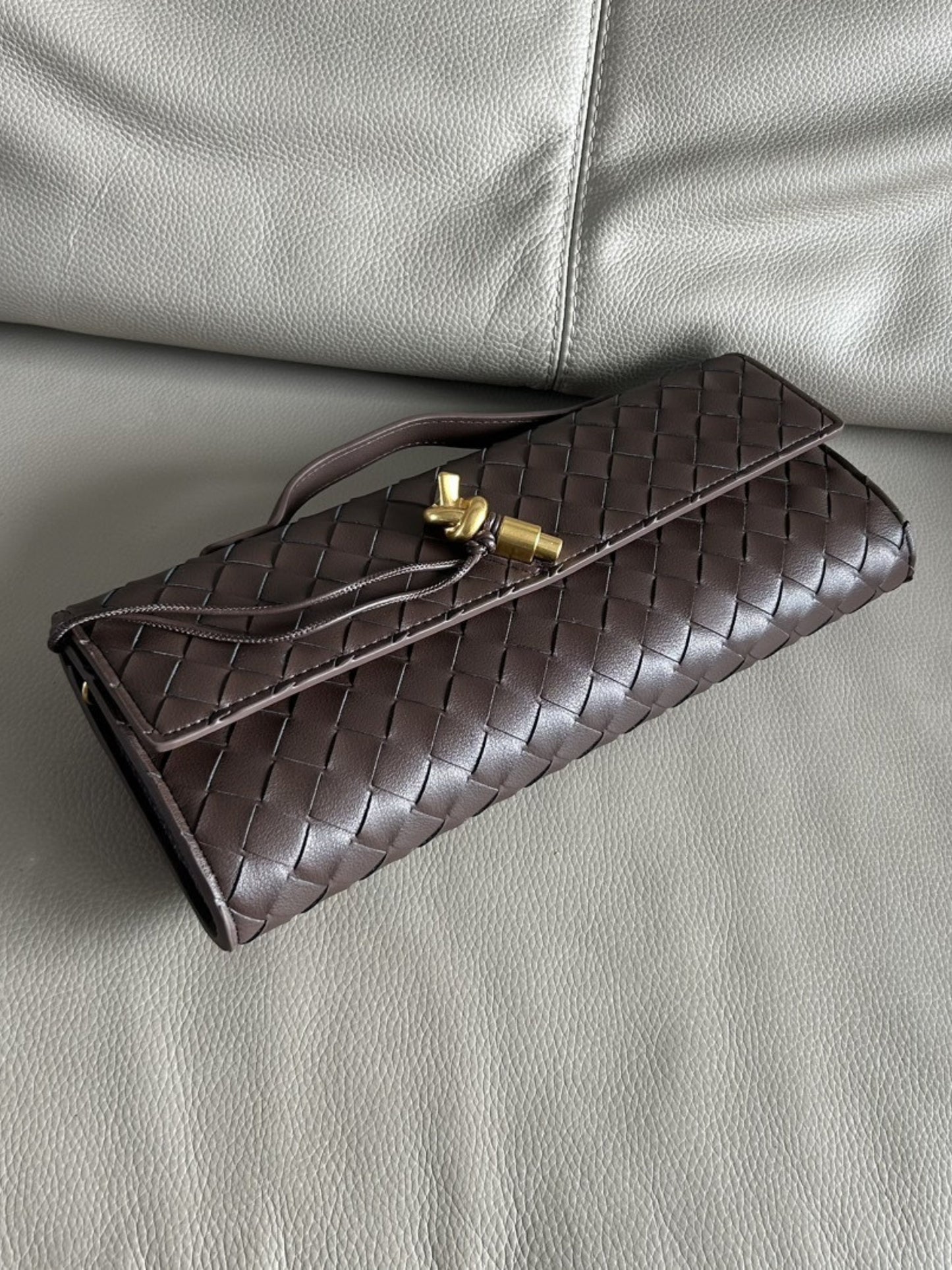 Clémence – Geweven Leren Crossbody Clutch Tas Met Gouden Knoop En Handvat