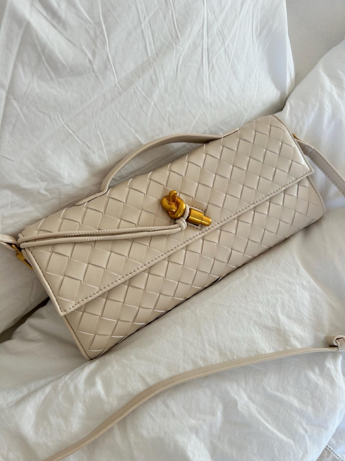 Clémence – Geweven Leren Crossbody Clutch Tas Met Gouden Knoop En Handvat