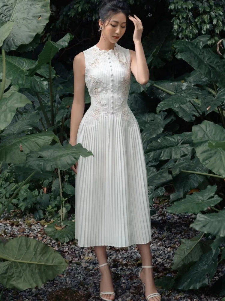 Elin – Midi zomerjurk met gehaakte bloemen en geplooide rok