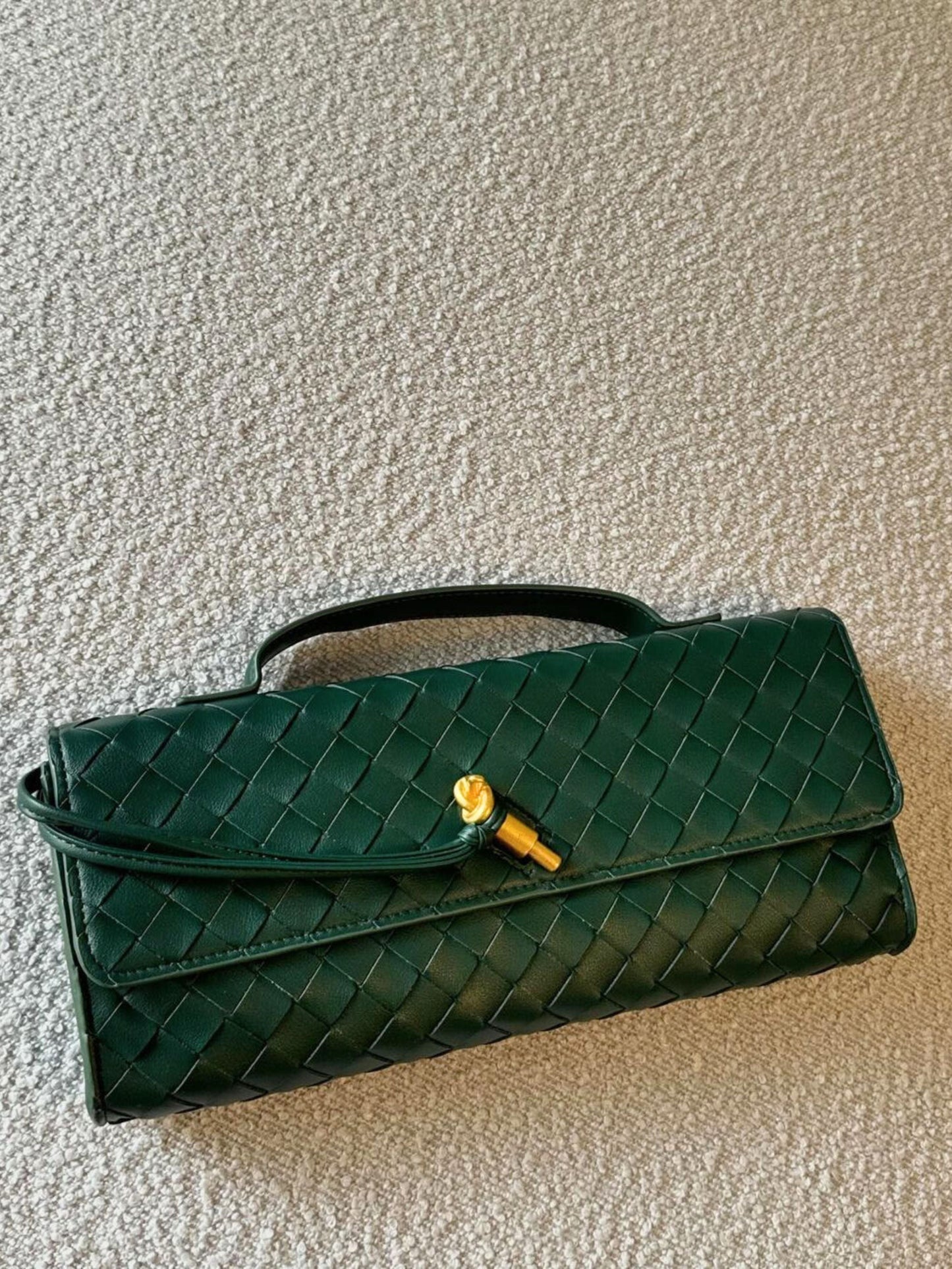 Clémence – Geweven Leren Crossbody Clutch Tas Met Gouden Knoop En Handvat