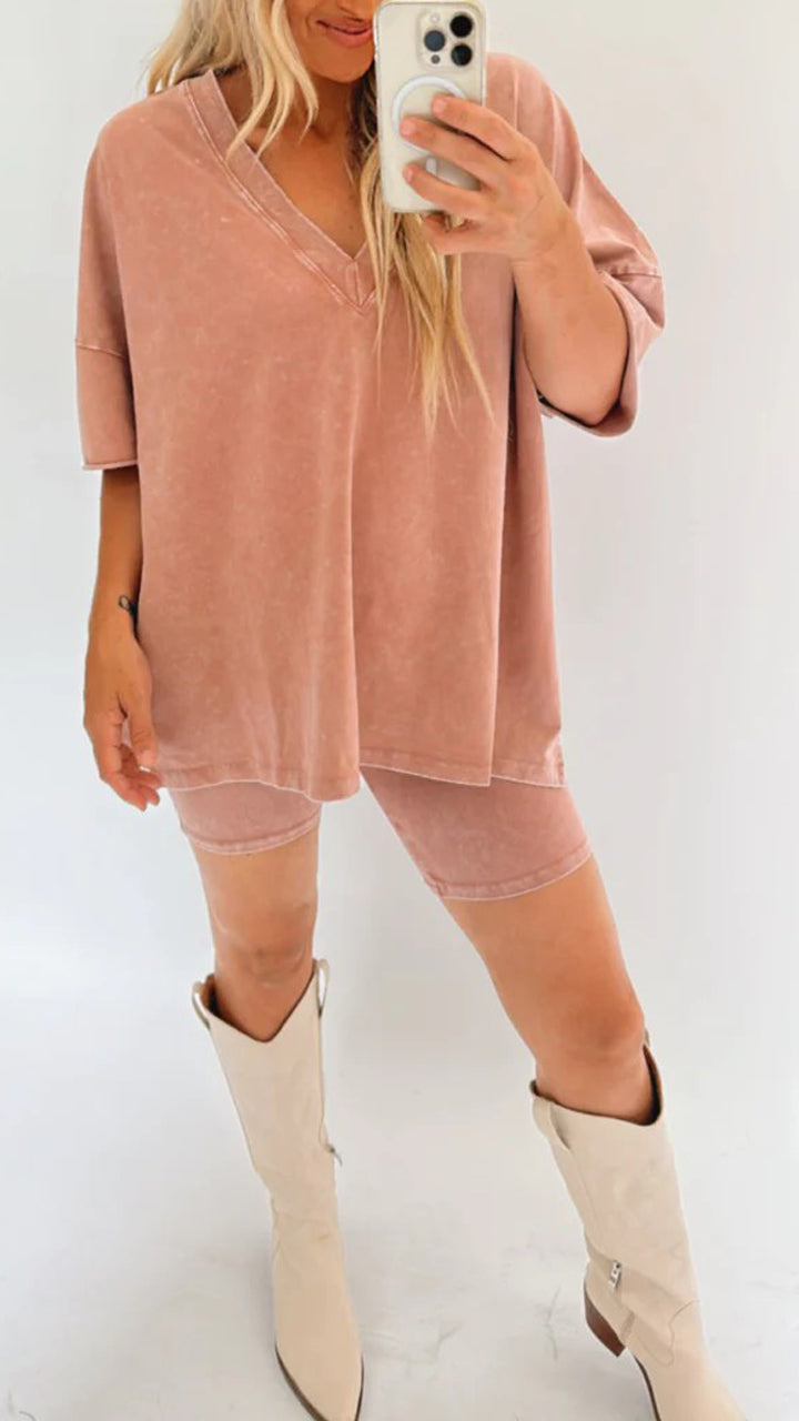 Sanne – Casual dames set met V-hals shirt en biker short