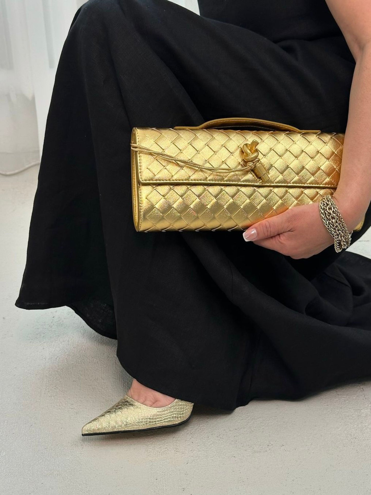 Clémence – Geweven Leren Crossbody Clutch Tas Met Gouden Knoop En Handvat