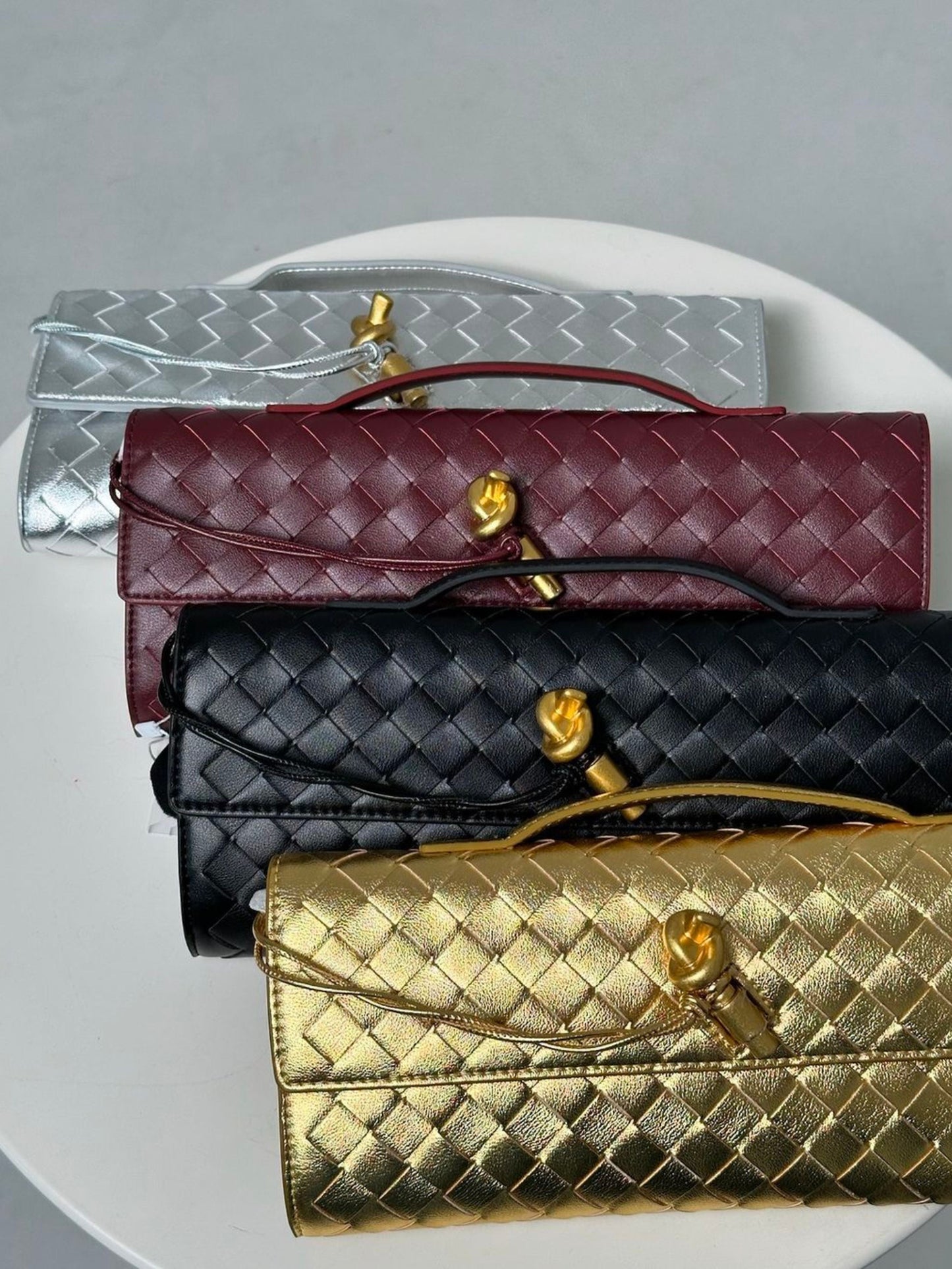 Clémence – Geweven Leren Crossbody Clutch Tas Met Gouden Knoop En Handvat