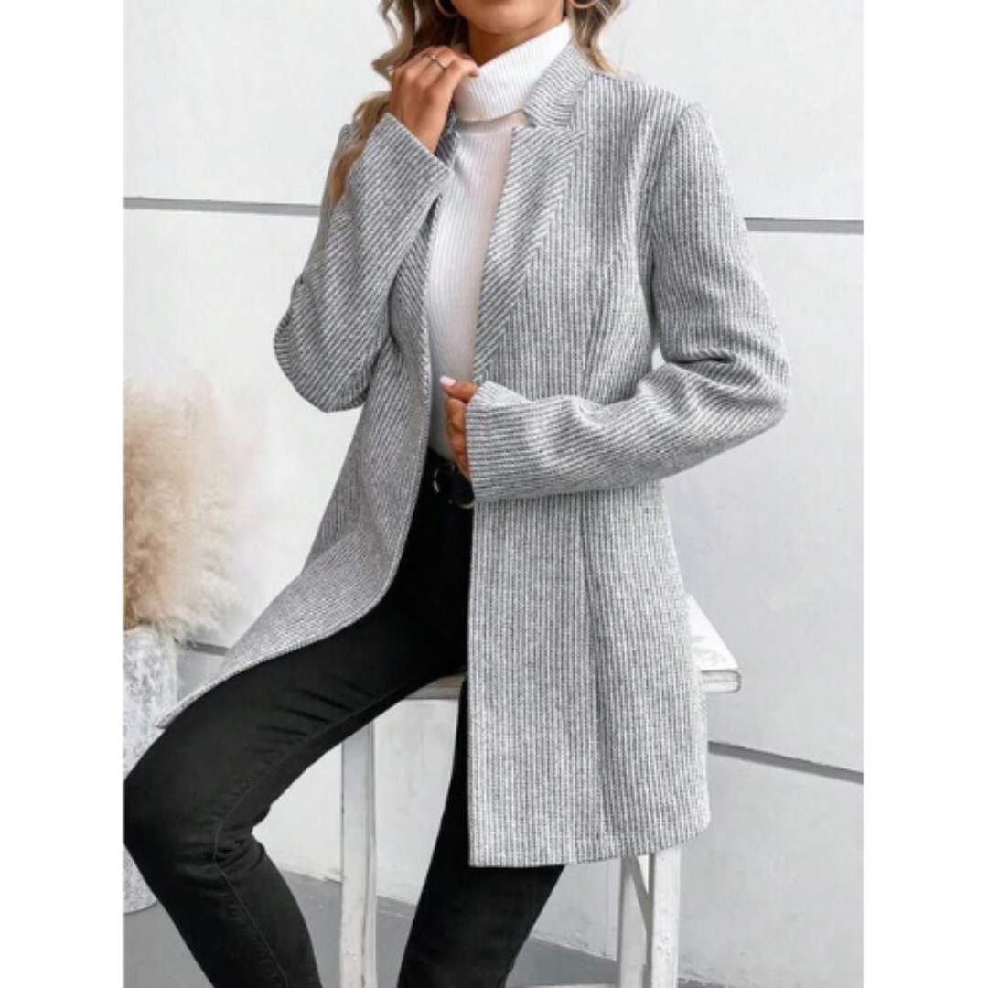 Liv – lange grijse dames blazer met gestreept patroon